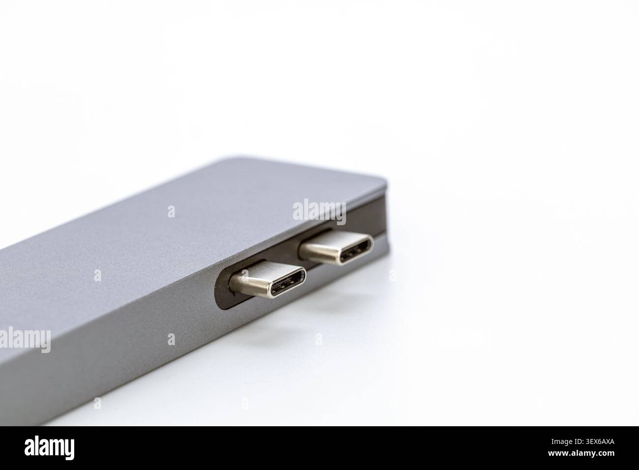 Nahaufnahme eines modernen USB-Typ-C-Hub-Adapters aus silbernem Aluminium mit zwei glänzenden Metallsteckverbindern, isoliert auf einem sauberen weißen Hintergrund, der Premiu zeigt Stockfoto