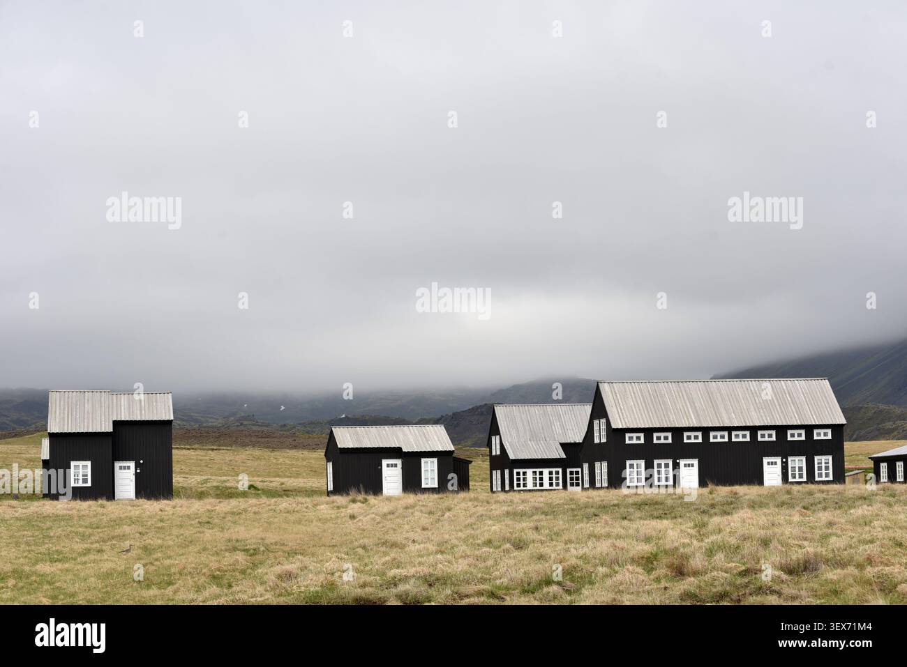 Schwarze Holzhäuser im Dorf Hellnar in Island Stockfoto