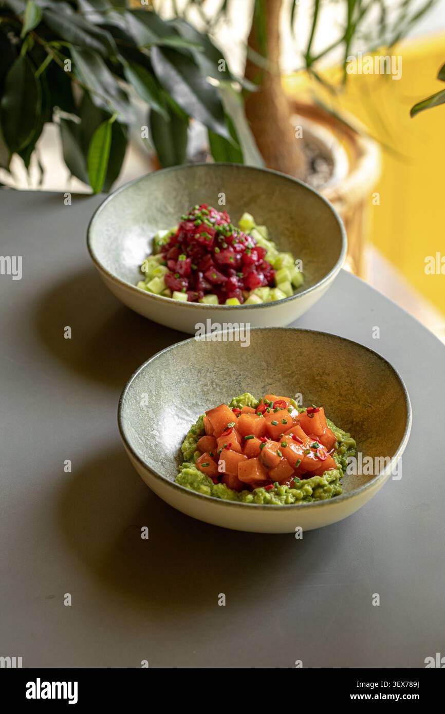 Thunfisch und Lachs Poke Schüsseln auf dem Kaffeetisch Stockfoto