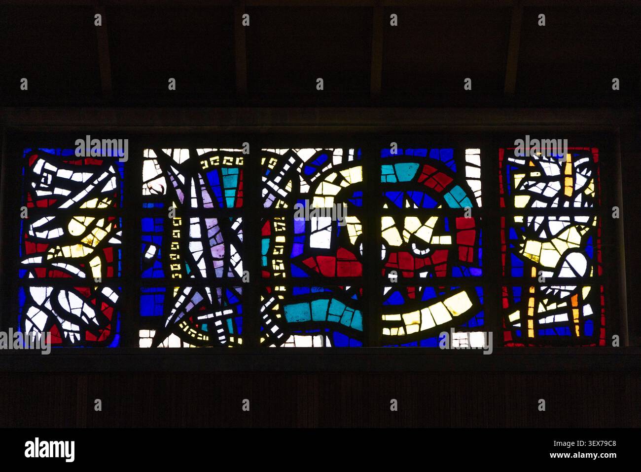 Frankreich, Doubs, Audincourt, Kirche des Heiligen Herzens, 17 Buntglasfenster von Fernand Leger Stockfoto