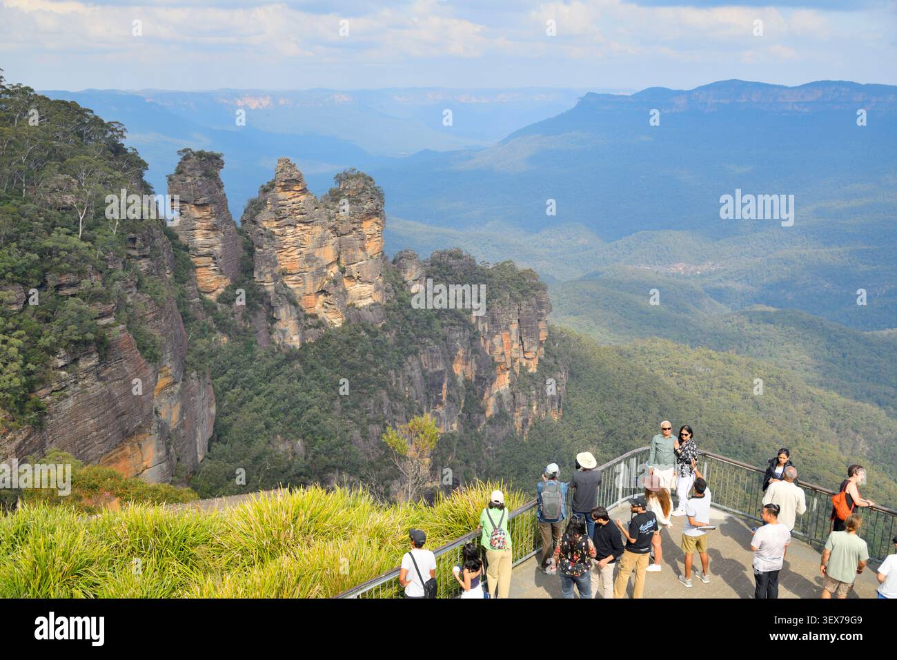 Australien, New South Wales, Katoomba, Blue Mountains National Park, Echo Point Lookout, Three Sisters Rock Formation und Jamison Valley mit Besuchern auf der Aussichtsplattform Stockfoto