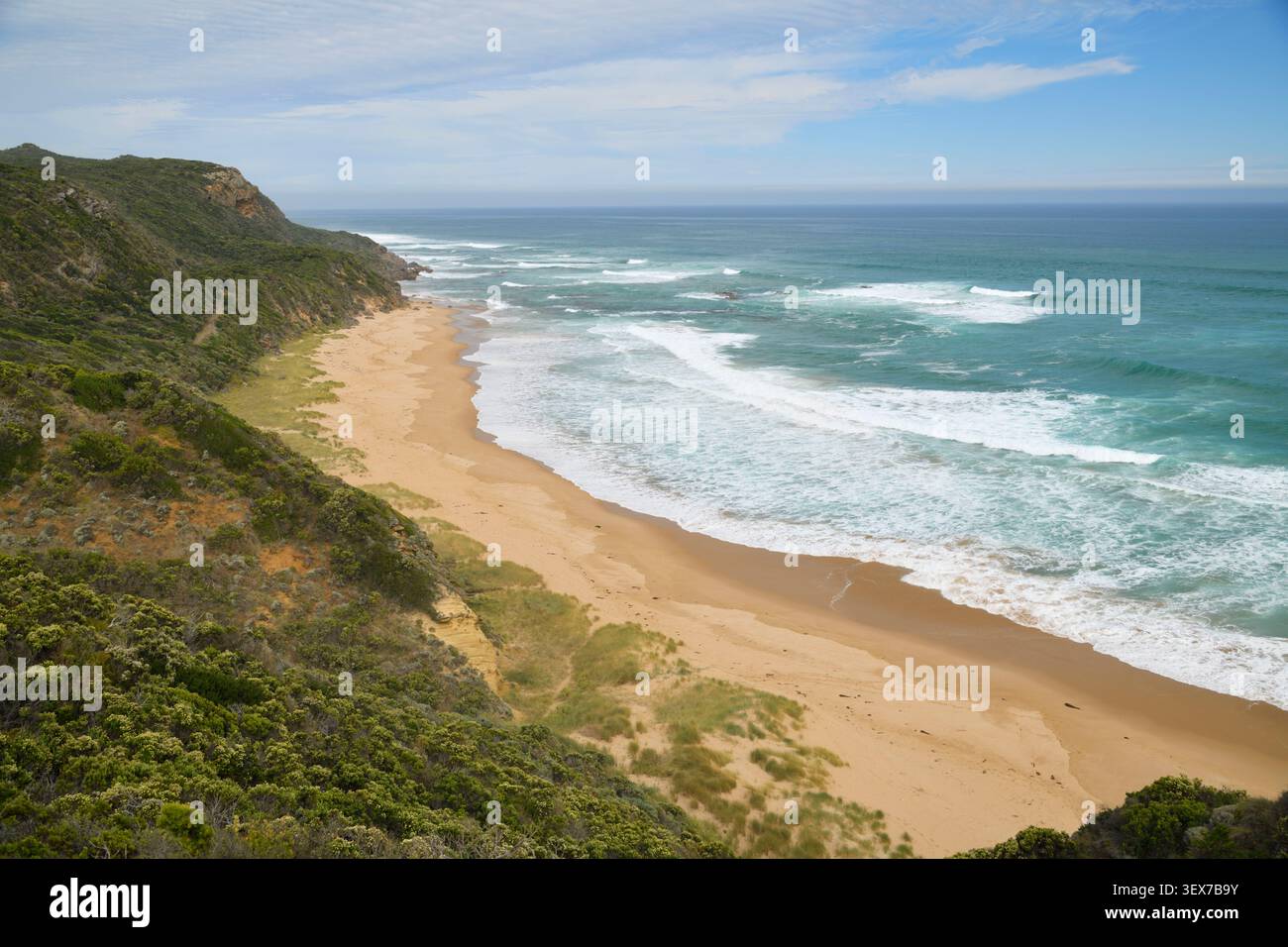 Australien, Victoria, Great Otway National Park, Great Ocean Road, Glenaire, Castle Cove, Blick auf den Strand, Klippen und Wellen des südlichen Ozeans vom Küstenaussichtspunkt Stockfoto