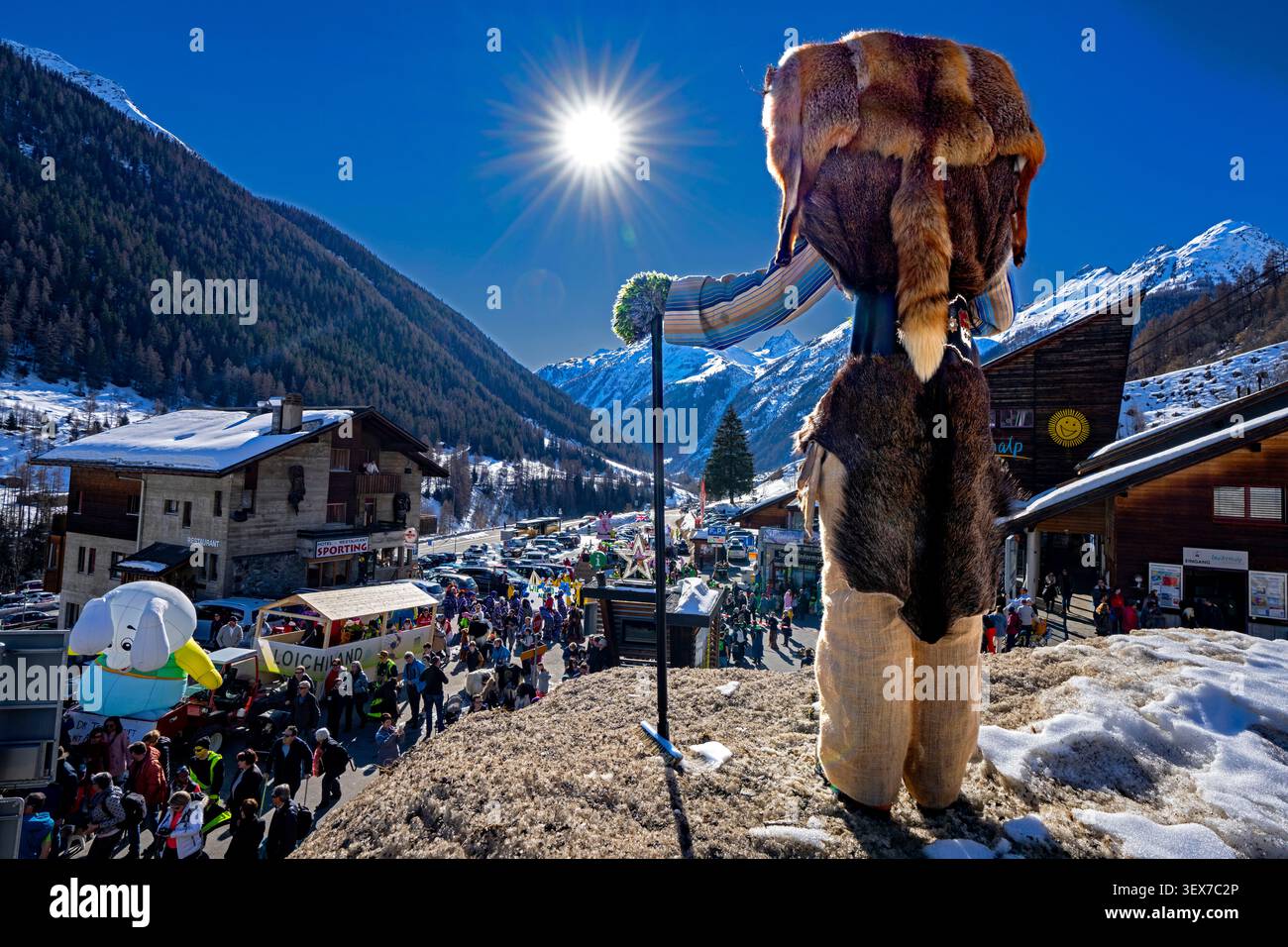 Schweiz, Wallis, Lötschental, Dorf Wiler, Karneval Tschaggattas, die Tschaggattas-Kostüme bestehen aus Tierhäuten, Holzmasken und Rosshaar Stockfoto
