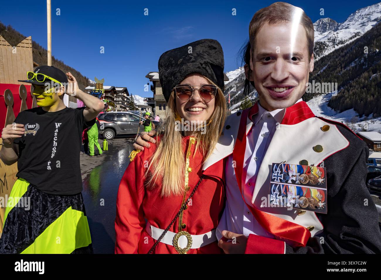 Schweiz, Wallis, Lötschental, Dorf Wiler, Karneval Tschaggattas, die Tschaggattas-Kostüme bestehen aus Tierhäuten, Holzmasken und Rosshaar Stockfoto