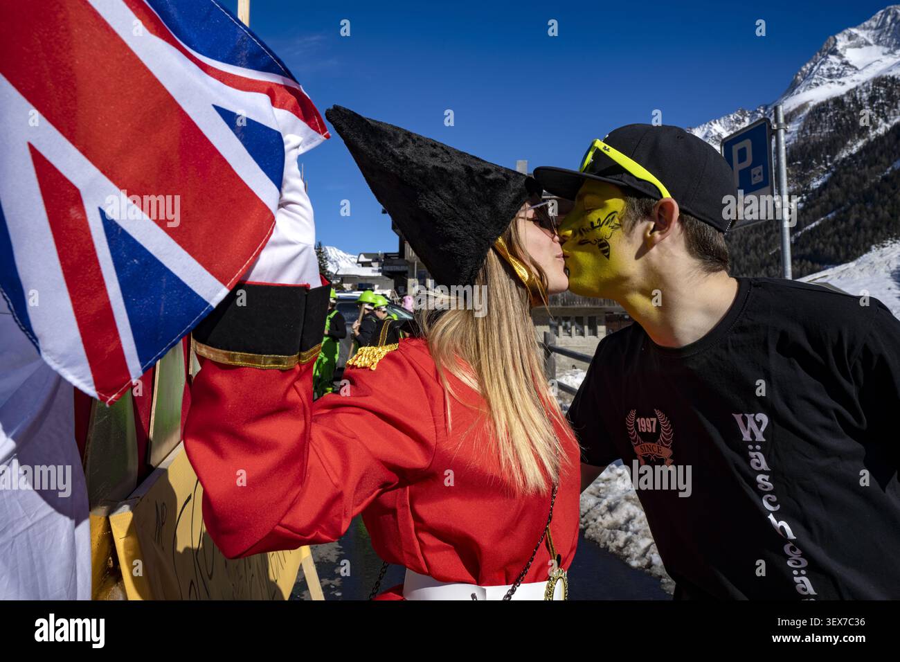 Schweiz, Wallis, Lötschental, Dorf Wiler, Karneval Tschaggattas, die Tschaggattas-Kostüme bestehen aus Tierhäuten, Holzmasken und Rosshaar Stockfoto