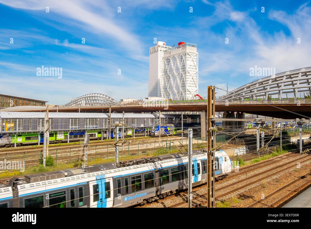 Frankreich, seine Saint Denis, Saint Denis, der RER-Bahnhof Saint Denis, die Eisenbahn- und RER-Linien, der Maestro-Turm und der Pleyel-Turm im Hintergrund Stockfoto