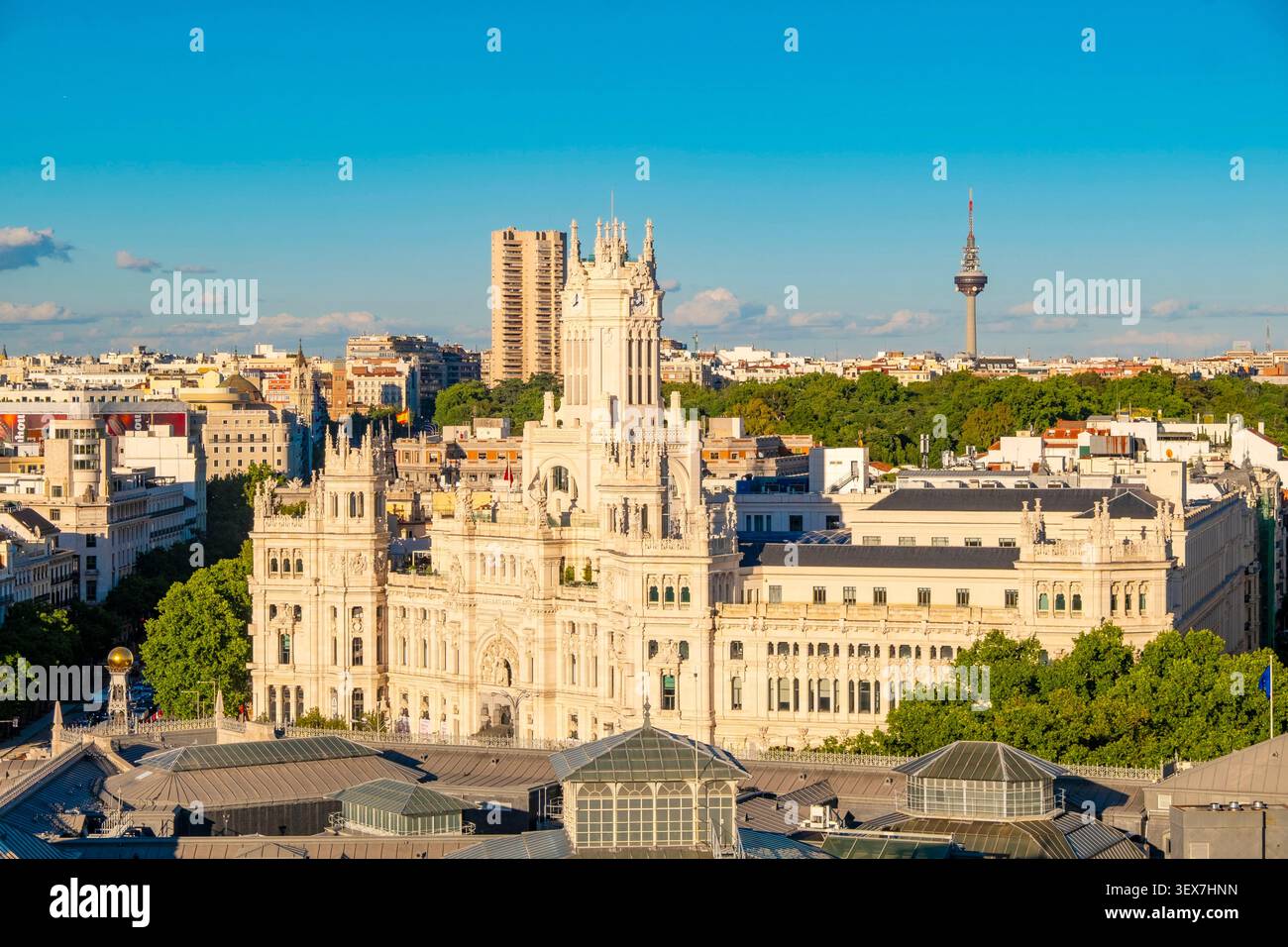Spanien, Madrid, Plaza de Cibeles, der Palast der Kommunikation (Palacio de Comunicaciones) im Hintergrund Stockfoto