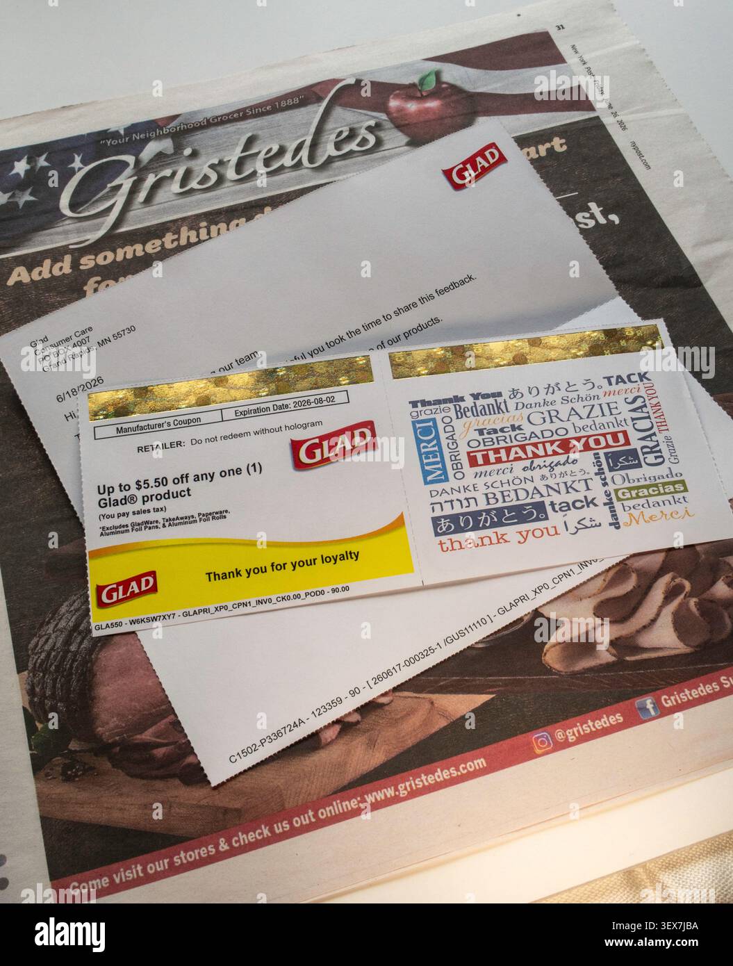 Ein Gutschein für das Stillleben eines glücklichen Müllbeutels auf einem Lebensmittelgeschäft von Gristedes, 2026, New York City, USA Stockfoto