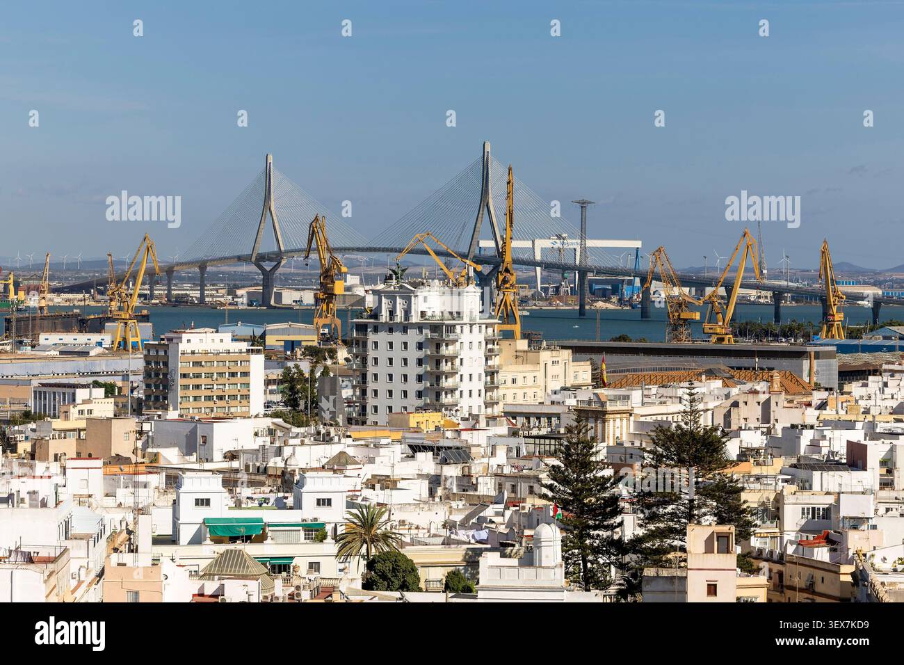 Spanien, Andalusien, Cadiz, die weißen Häuser und der Blick auf die Baubrücke von 1812 vom Torre Tavira Stockfoto