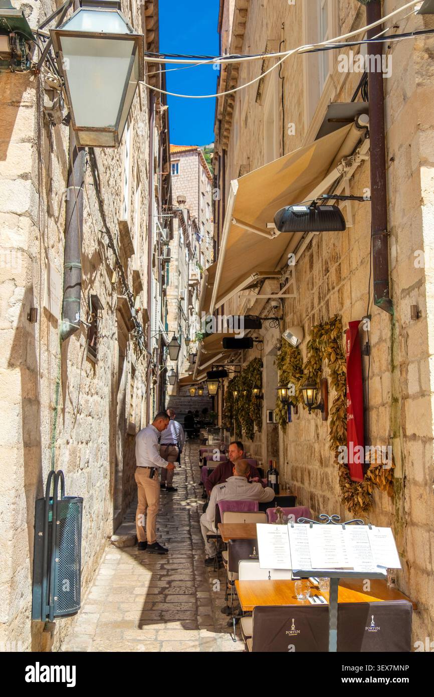 Kroatien, Dalmatien, dalmatinische Küste, Dubrovnik, historisches Zentrum, das von der UNESCO zum Weltkulturerbe erklärt wurde, Gasse Stockfoto