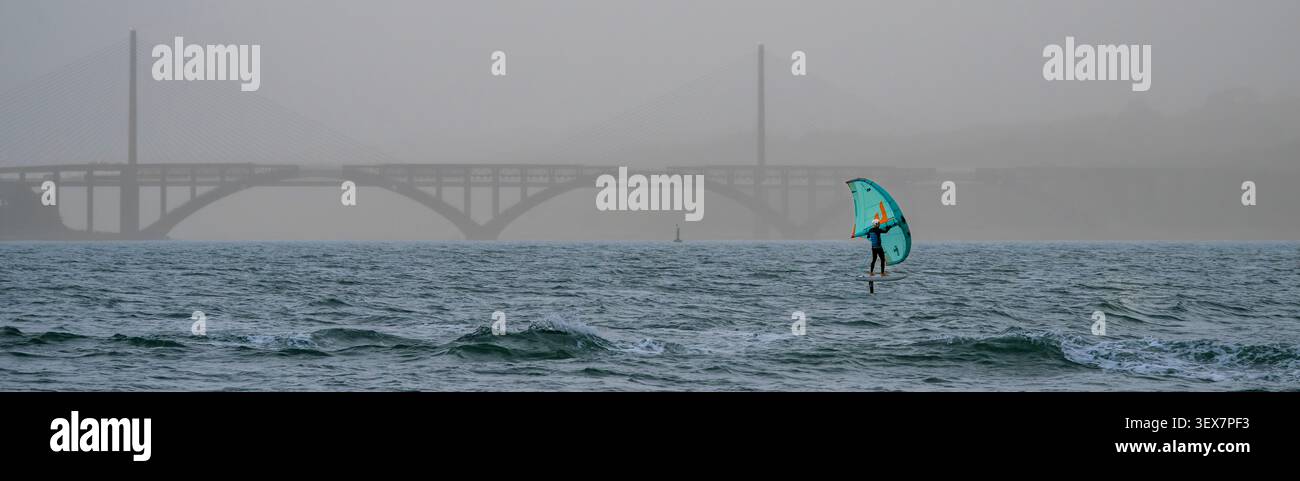 Frankreich, Finistère, Brest, Wingfoil-Enthusiast im Brester Hafen vor der Albert-Louppe-Brücke (im Vordergrund) und der Iroise-Brücke (im Hintergrund) am Elorn Stockfoto