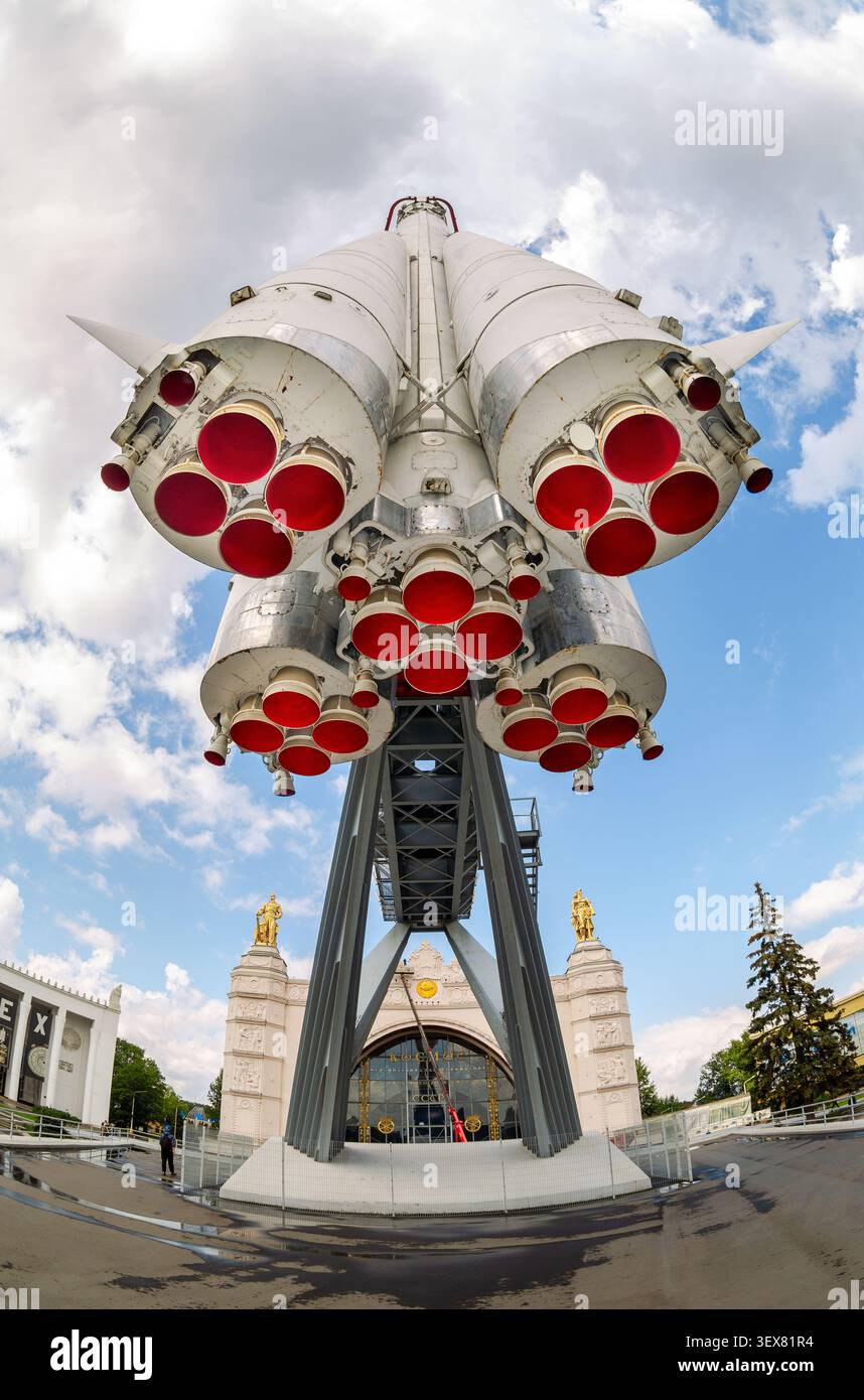 Moskau, Russland - 8. Juli 2019: Launch Vehicle 'East' auf dem Territorium des Allrussischen Messezentrums (VDNKH). Düsen von Raketentriebwerken. Stockfoto