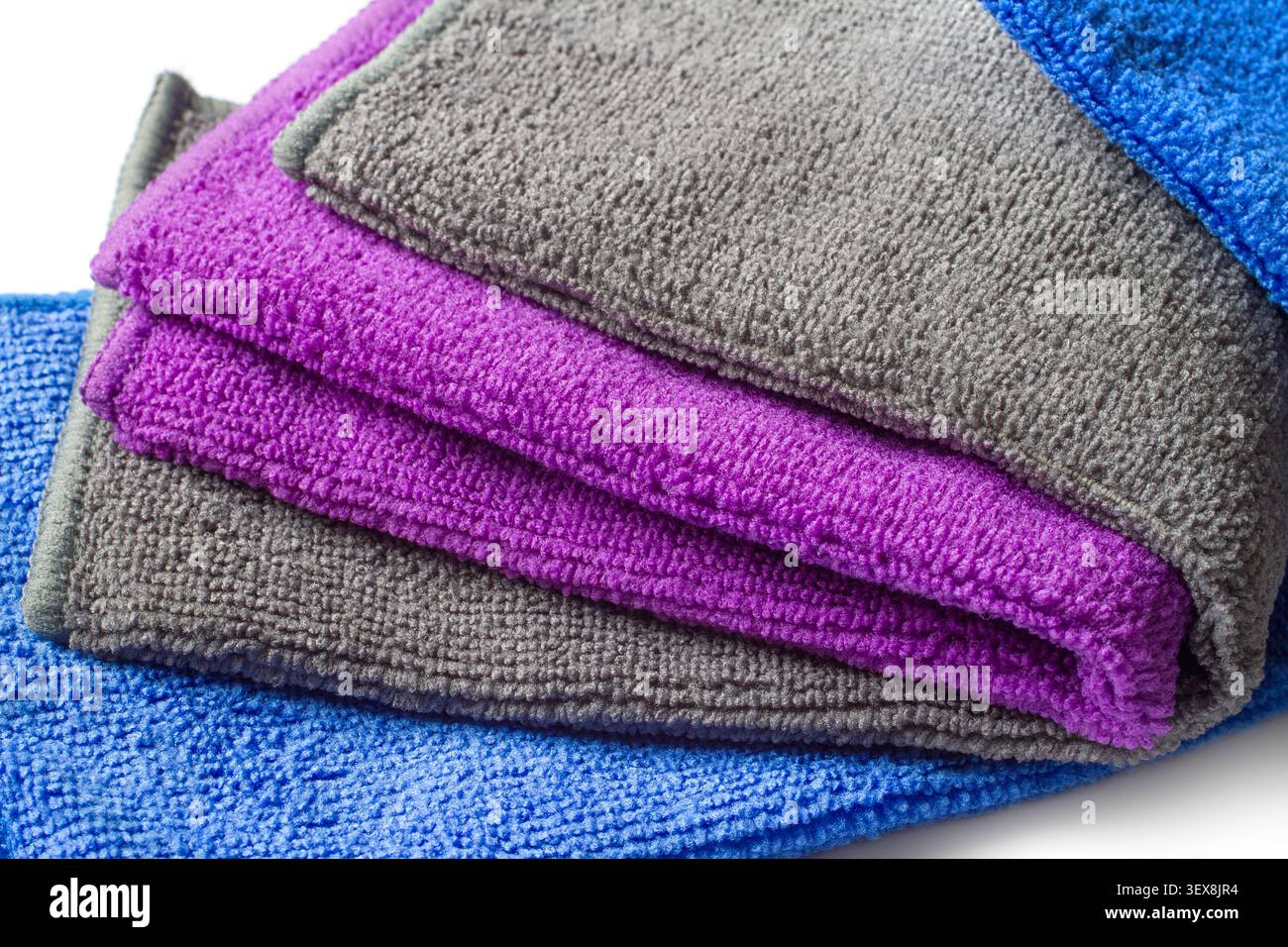 Ein Set gefalteter Mikrofasertücher in Nahaufnahme. Bunte Mikrofasertücher Stockfoto