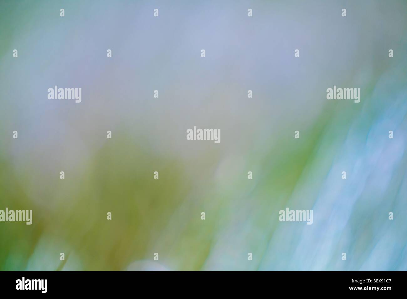 Abstrakter Bewegungsunschärfe-Hintergrund in sanften Blau- und Grüntönen Stockfoto