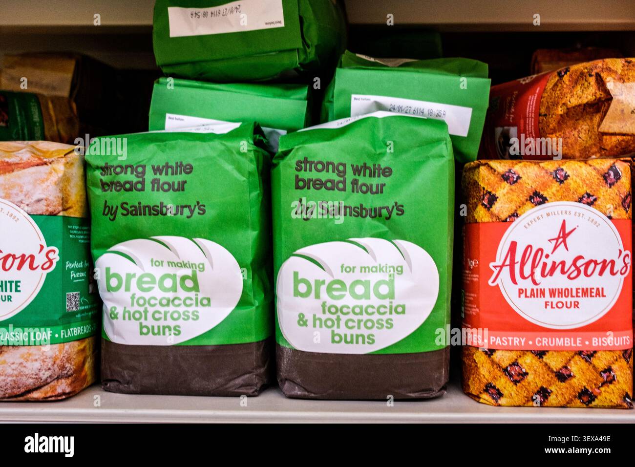 London UK, Juni 30 2026, Ausstellung von Sainsburys and Allisons Home Baking Brotmehl With No People Stockfoto