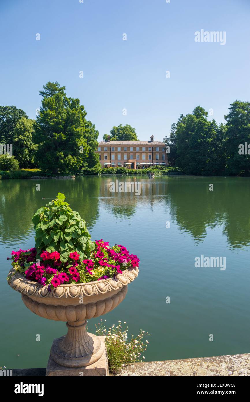 Die Botanical Brasserie von der anderen Seite des Sees aus, Royal Botanic Gardens Kew, Richmond, London, Großbritannien Stockfoto
