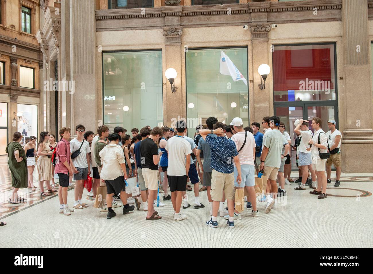 Rom, Italien 29. Juni 2026: Una ordinaria giornata di caldo straordinario. Galleria Alberto Sordi © Andrea Sabbadini. Ein gewöhnlicher Tag mit außergewöhnlicher Hitze. Trevi-Brunnen Stockfoto