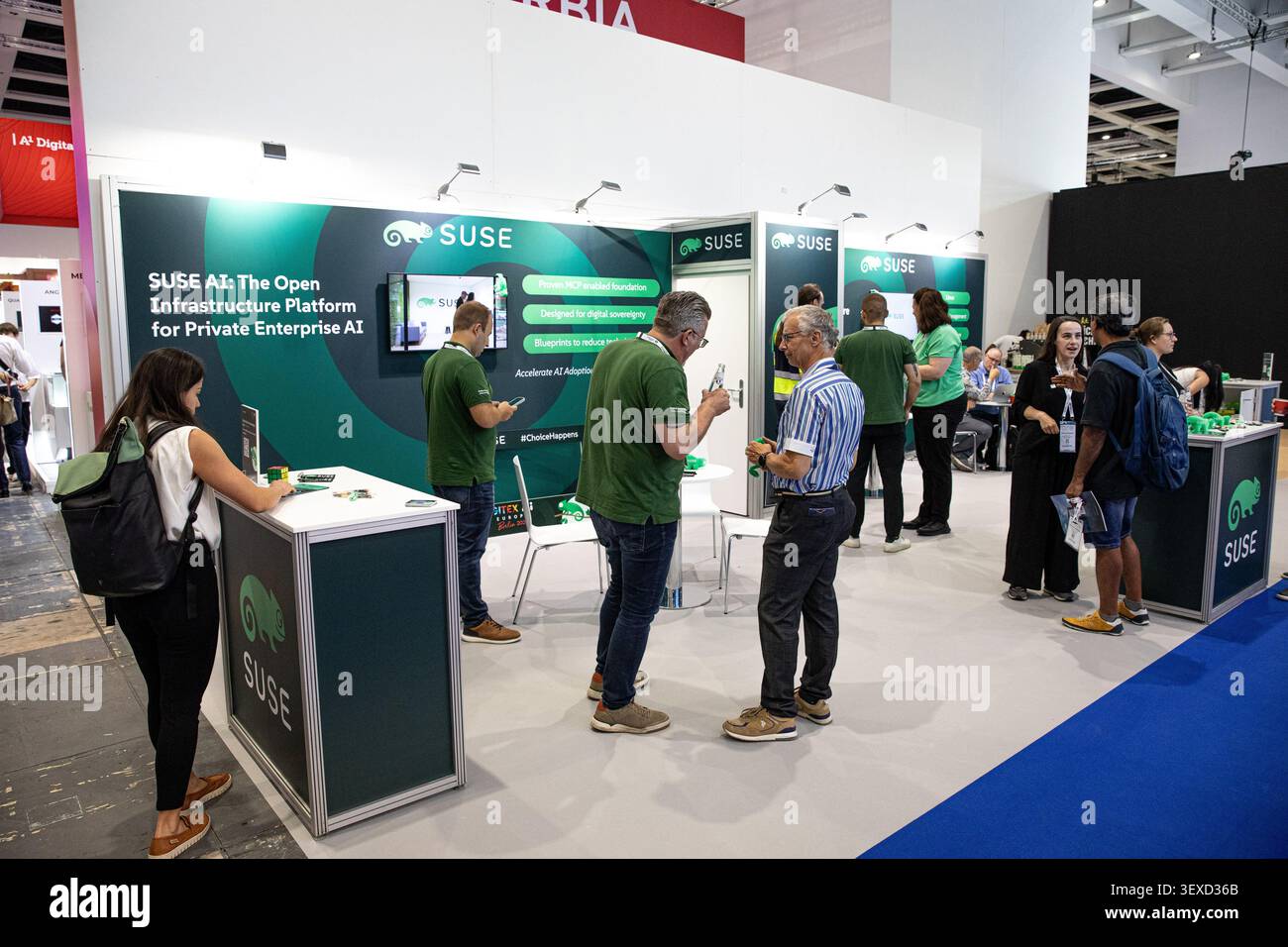 Berlin, Berlin, Deutschland. 30. Juni 2026. Besucher treffen sich am SUSE-Stand während der GITEX AI Europe am Dienstag, den 30. Juni 2026 in Berlin. Das Unternehmen hat offene Infrastrukturtools für künstliche Intelligenz privater Unternehmen gefördert, da sich europäische Unternehmen auf Cloud-Systeme und digitale Souveränität konzentrieren. (Kreditbild: © Michael Kuenne/PRESSCOV via ZUMA Press Wire) NUR REDAKTIONELLE VERWENDUNG! Nicht für kommerzielle ZWECKE! Stockfoto