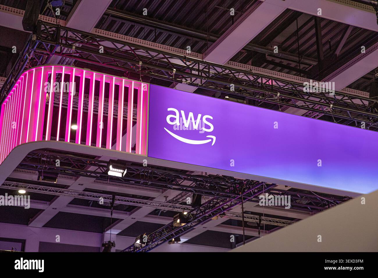 Berlin, Berlin, Deutschland. 30. Juni 2026. Am Dienstag, den 30. Juni 2026, wird auf der GITEX AI Europe in Berlin, Deutschland, ein Amazon Web Services-Schild angezeigt. AWS gehörte zu den größten Cloud-Technologie-Unternehmen, die an der Veranstaltung teilnahmen, die sich auf künstliche Intelligenz, Rechenkapazität und digitale Infrastruktur konzentrierte. (Kreditbild: © Michael Kuenne/PRESSCOV via ZUMA Press Wire) NUR REDAKTIONELLE VERWENDUNG! Nicht für kommerzielle ZWECKE! Stockfoto
