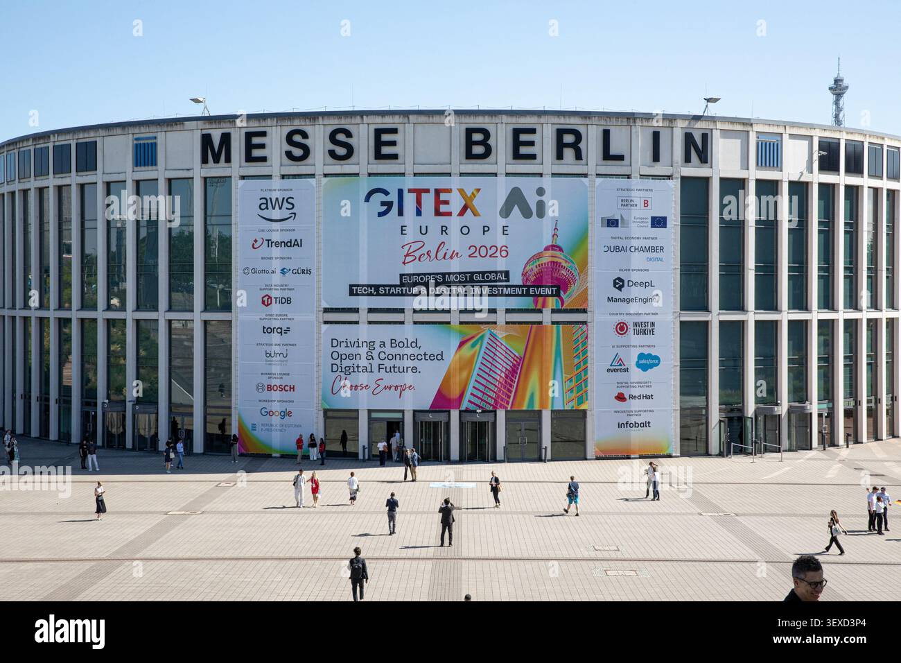 Berlin, Berlin, Deutschland. 30. Juni 2026. Besucher kommen am Dienstag, 30. Juni, in Berlin an, dem Veranstaltungsort der GITEX AI Europe. 2026. die zweitägige Technologieveranstaltung bringt Unternehmen, Start-ups, Investoren und führende Vertreter des öffentlichen Sektors zusammen, die sich mit künstlicher Intelligenz, Cloud-Computing, Cybersicherheit und digitaler Infrastruktur befassen. (Kreditbild: © Michael Kuenne/PRESSCOV via ZUMA Press Wire) NUR REDAKTIONELLE VERWENDUNG! Nicht für kommerzielle ZWECKE! Stockfoto