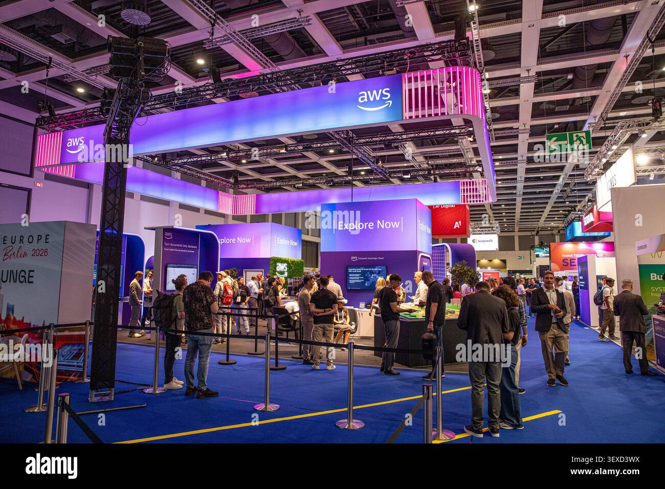 Berlin, Berlin, Deutschland. 30. Juni 2026. Besucher treffen sich am 30. Juni 2026 auf der GITEX AI Europe in Berlin am Stand von Amazon Web Services. Die Technologiekonferenz brachte Cloud-Anbieter, Start-ups, Investoren und Regierungsvertreter zusammen, um über künstliche Intelligenz und die europäische digitale Entwicklung zu diskutieren. (Kreditbild: © Michael Kuenne/PRESSCOV via ZUMA Press Wire) NUR REDAKTIONELLE VERWENDUNG! Nicht für kommerzielle ZWECKE! Stockfoto