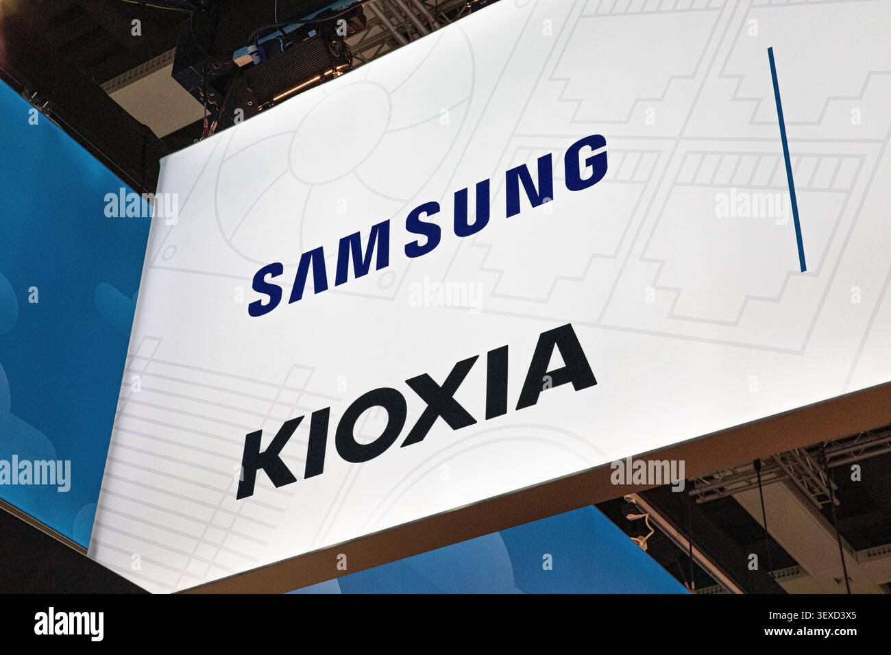 Berlin, Berlin, Deutschland. 30. Juni 2026. Die Logos von Samsung und Kioxia werden am Dienstag, den 30. Juni 2026 auf der GITEX AI Europe in Berlin ausgestellt. Hardware- und Halbleiterunternehmen waren unter den Ausstellern der Veranstaltung, da die Nachfrage nach der für die Unterstützung von Systemen der künstlichen Intelligenz erforderlichen Rechen- und Speicherkapazitäten wächst. (Kreditbild: © Michael Kuenne/PRESSCOV via ZUMA Press Wire) NUR REDAKTIONELLE VERWENDUNG! Nicht für kommerzielle ZWECKE! Stockfoto