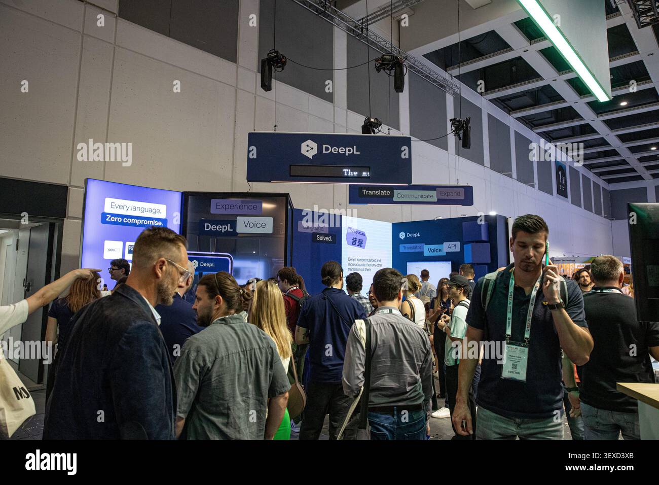 Berlin, Berlin, Deutschland. 30. Juni 2026. Besucher treffen sich am DeepL-Stand während der GITEX AI Europe am Dienstag, den 30. Juni 2026 in Berlin. Das deutsche Unternehmen für künstliche Intelligenz stellte Sprachtechnologie vor, während Unternehmen und Regierungen über eine breitere Einführung von KI-Tools in ganz Europa diskutieren. (Kreditbild: © Michael Kuenne/PRESSCOV via ZUMA Press Wire) NUR REDAKTIONELLE VERWENDUNG! Nicht für kommerzielle ZWECKE! Stockfoto