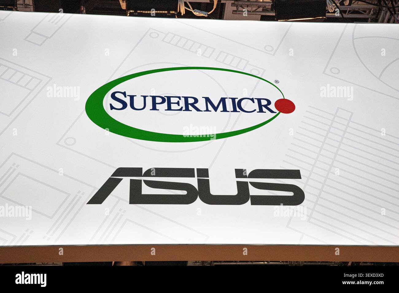 Berlin, Berlin, Deutschland. 30. Juni 2026. Supermicro- und Asus-Logos werden am Dienstag, den 30. Juni 2026 auf der GITEX AI Europe in Berlin ausgestellt. Technologieunternehmen stellten Computerhardware und Unternehmensinfrastruktur vor, als künstliche Intelligenz die Nachfrage nach Rechenzentrumskapazität in ganz Europa fördert. (Kreditbild: © Michael Kuenne/PRESSCOV via ZUMA Press Wire) NUR REDAKTIONELLE VERWENDUNG! Nicht für kommerzielle ZWECKE! Stockfoto