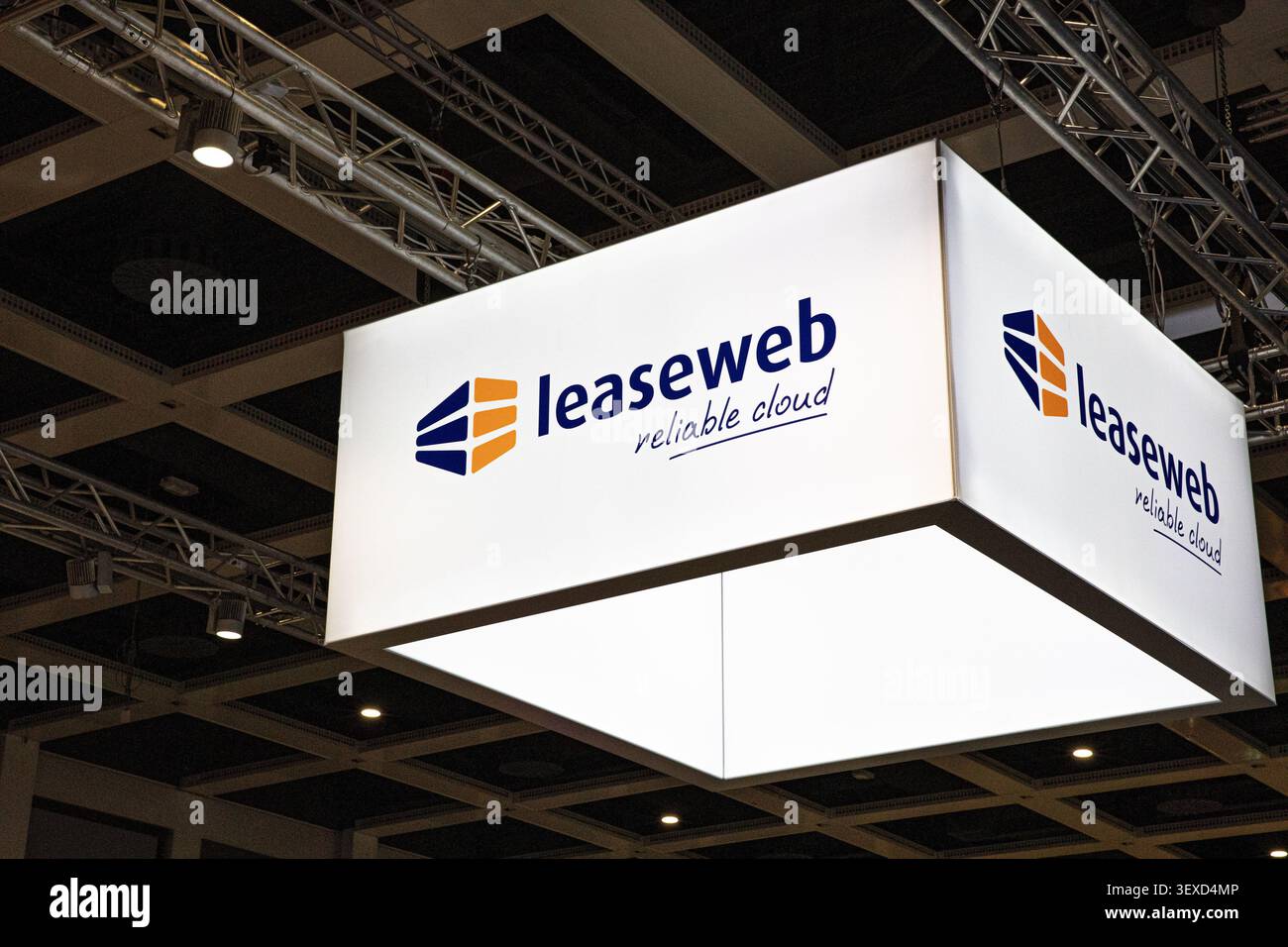 Berlin, Berlin, Deutschland. 30. Juni 2026. Am Dienstag, den 30. Juni 2026, wird auf der GITEX AI Europe in Berlin ein Leaseweb-Schild ausgestellt. Cloud-Anbieter und Infrastrukturunternehmen waren unter den Ausstellern der Veranstaltung, bei der es um Rechenleistung, künstliche Intelligenz und Datensysteme ging. (Kreditbild: © Michael Kuenne/PRESSCOV via ZUMA Press Wire) NUR REDAKTIONELLE VERWENDUNG! Nicht für kommerzielle ZWECKE! Stockfoto