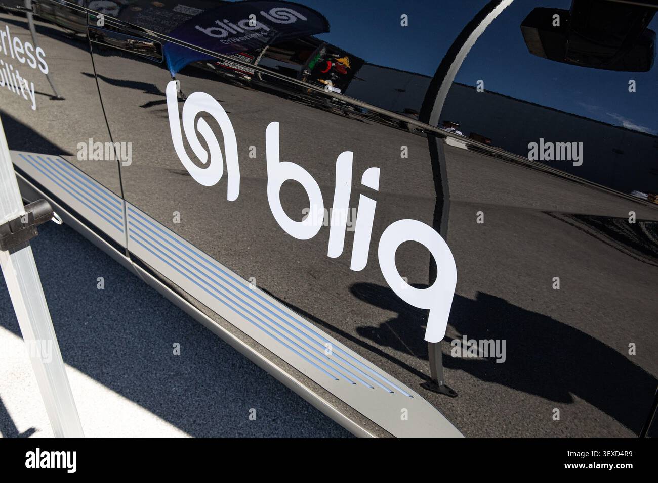 Berlin, Berlin, Deutschland. 30. Juni 2026. Das Bliq-Logo ist auf einem fahrerlosen Mobilitätsfahrzeug außerhalb der GITEX AI Europe auf der Messe Berlin in Berlin am Dienstag, den 30. Juni 2026 zu sehen. Die autonome Verkehrstechnik gehörte zu den Innovationen für künstliche Intelligenz und Mobilität, die auf der Veranstaltung vorgestellt wurden. (Kreditbild: © Michael Kuenne/PRESSCOV via ZUMA Press Wire) NUR REDAKTIONELLE VERWENDUNG! Nicht für kommerzielle ZWECKE! Stockfoto