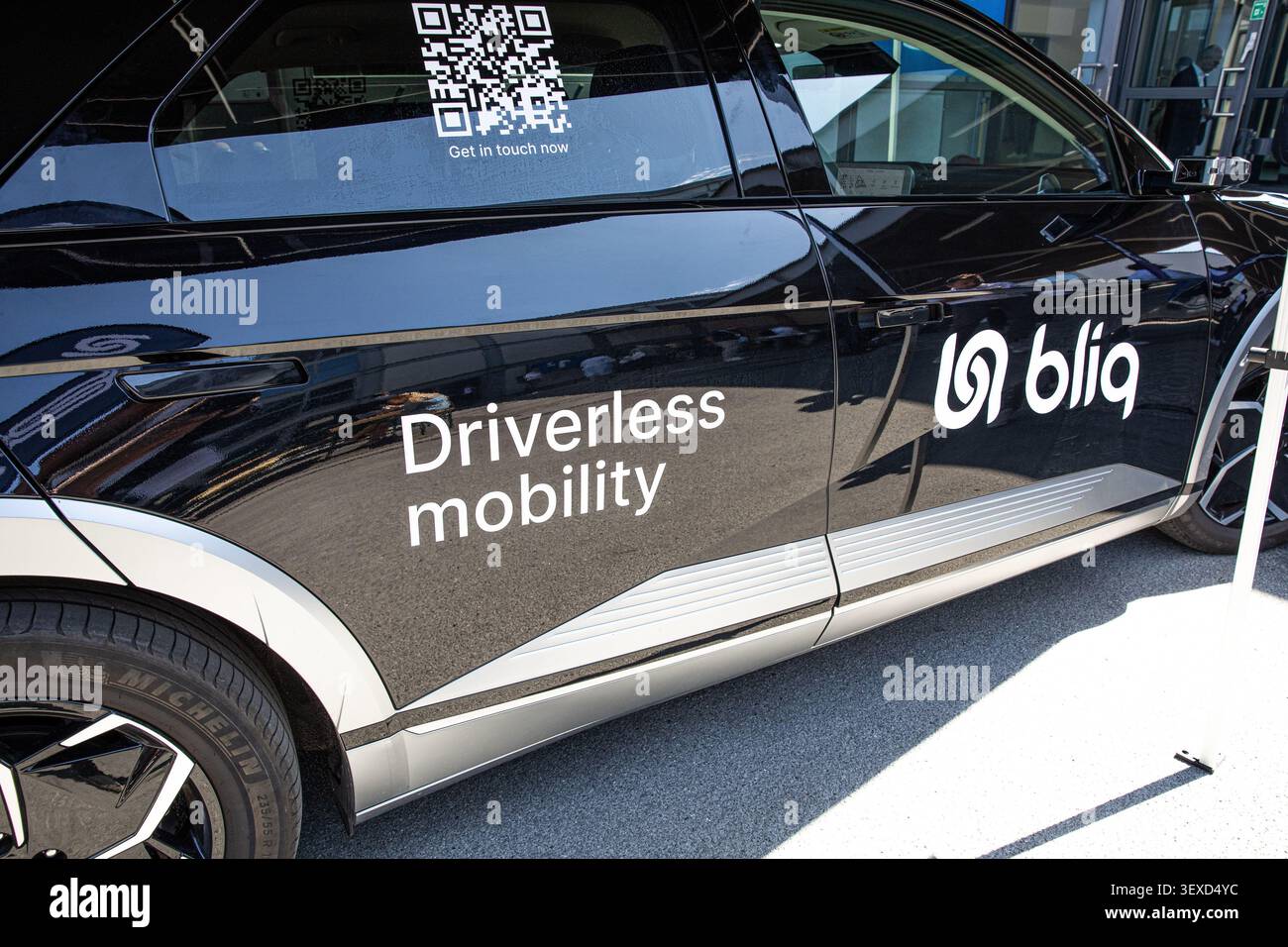 Berlin, Berlin, Deutschland. 30. Juni 2026. Ein autonomes Bliq Fahrzeug mit der Kennzeichnung Driverless Mobility wird am Dienstag, den 30. Juni 2026, vor der GITEX AI Europe auf der Messe Berlin in Berlin ausgestellt. Die Veranstaltung beinhaltete Demonstrationen von Technologien, die von künstlicher Intelligenz und Cloud-Computing bis hin zu Robotik und autonomem Transport reichten. (Kreditbild: © Michael Kuenne/PRESSCOV via ZUMA Press Wire) NUR REDAKTIONELLE VERWENDUNG! Nicht für kommerzielle ZWECKE! Stockfoto