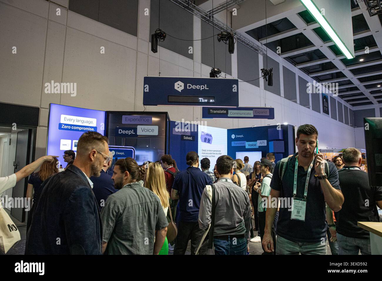 Berlin, Deutschland. 30. Juni 2026. Besucher treffen sich am DeepL-Stand während der GITEX AI Europe am Dienstag, den 30. Juni 2026 in Berlin. Das deutsche Unternehmen für künstliche Intelligenz stellte Sprachtechnologie vor, während Unternehmen und Regierungen über eine breitere Einführung von KI-Tools in ganz Europa diskutieren. (Foto: Michael Kuenne/PRESSCOV/SIPA USA) Credit: SIPA USA/Alamy Live News Stockfoto