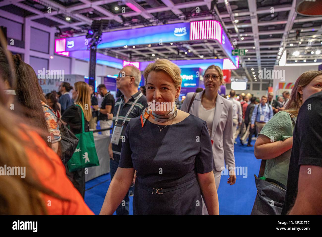 Berlin, Deutschland. 30. Juni 2026. Franziska Giffey, Berliner Senatorin für Wirtschaft, Energie und Unternehmen und stellvertretende Bürgermeisterin von Berlin, läuft am Dienstag, den 30. Juni 2026 durch GITEX AI Europe in Berlin. Die Veranstaltung brachte internationale Technologieunternehmen, Start-ups und Beamte zusammen, um über künstliche Intelligenz, Investitionen und digitale Infrastruktur zu diskutieren. (Foto: Michael Kuenne/PRESSCOV/SIPA USA) Credit: SIPA USA/Alamy Live News Stockfoto