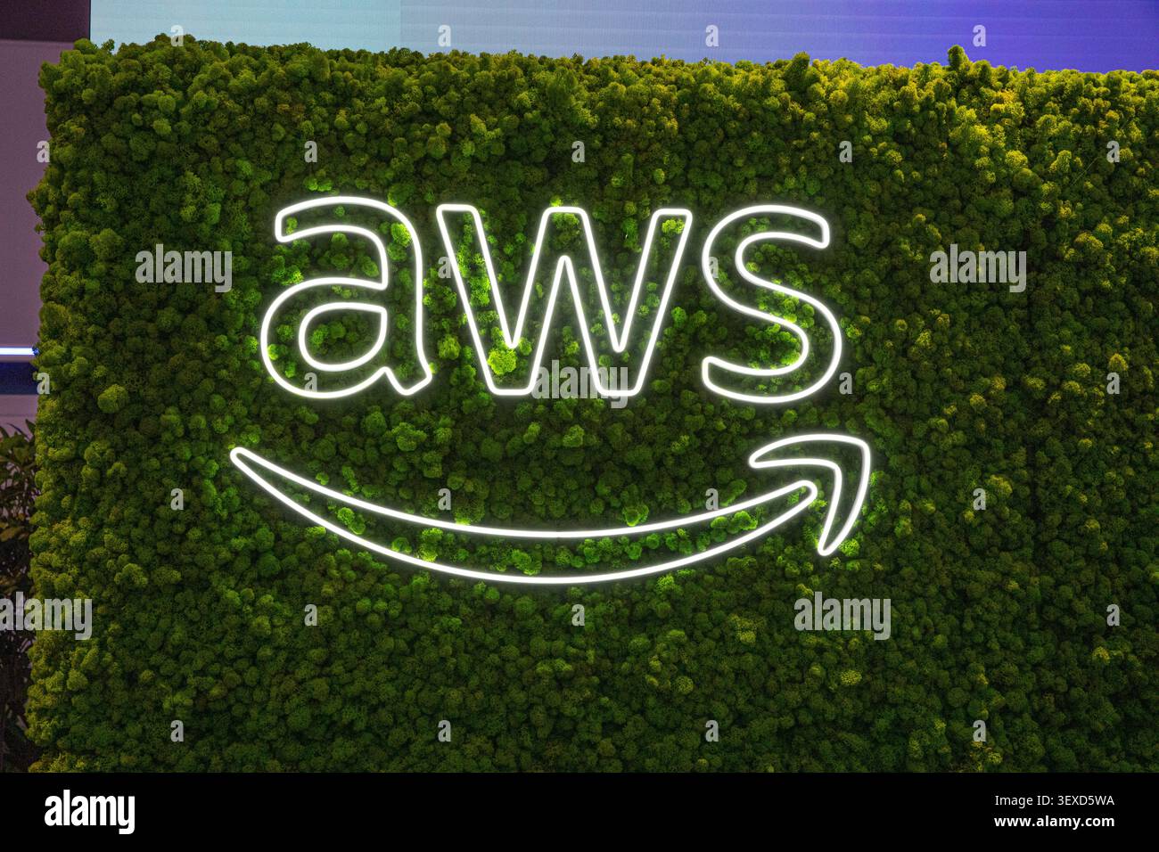 Berlin, Deutschland. 30. Juni 2026. Am Dienstag, den 30. Juni 2026, wird auf der GITEX AI Europe in Berlin, Deutschland, ein Amazon Web Services-Logo auf einer mit Pflanzen bedeckten Wand beleuchtet. Auf der Veranstaltung wurden große Cloud- und künstliche Intelligenz-Unternehmen sowie europäische Start-ups und Partner des öffentlichen Sektors vorgestellt. (Foto: Michael Kuenne/PRESSCOV/SIPA USA) Credit: SIPA USA/Alamy Live News Stockfoto