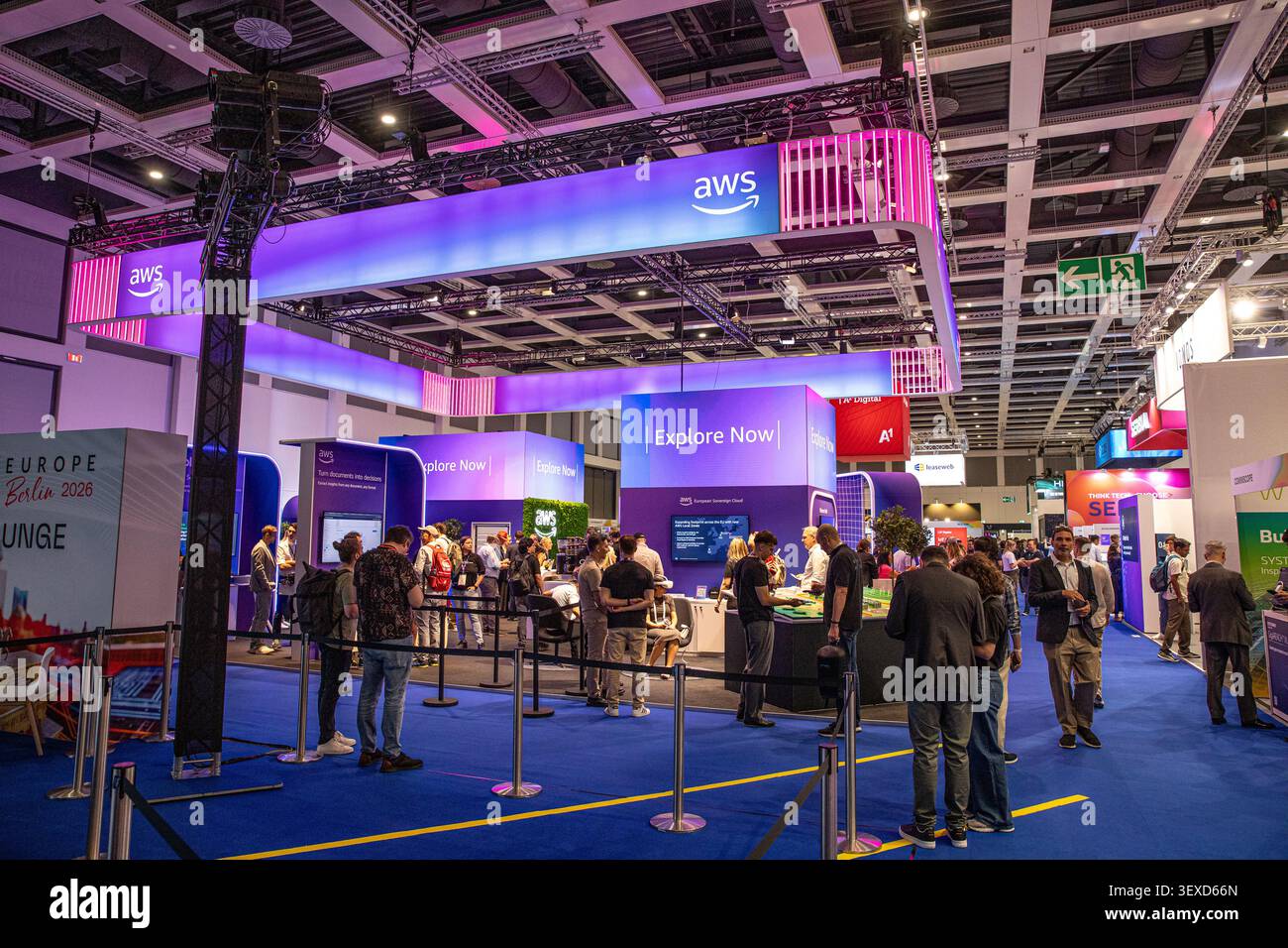 Berlin, Deutschland. 30. Juni 2026. Besucher treffen sich am 30. Juni 2026 auf der GITEX AI Europe in Berlin am Stand von Amazon Web Services. Die Technologiekonferenz brachte Cloud-Anbieter, Start-ups, Investoren und Regierungsvertreter zusammen, um über künstliche Intelligenz und die europäische digitale Entwicklung zu diskutieren. (Foto: Michael Kuenne/PRESSCOV/SIPA USA) Credit: SIPA USA/Alamy Live News Stockfoto