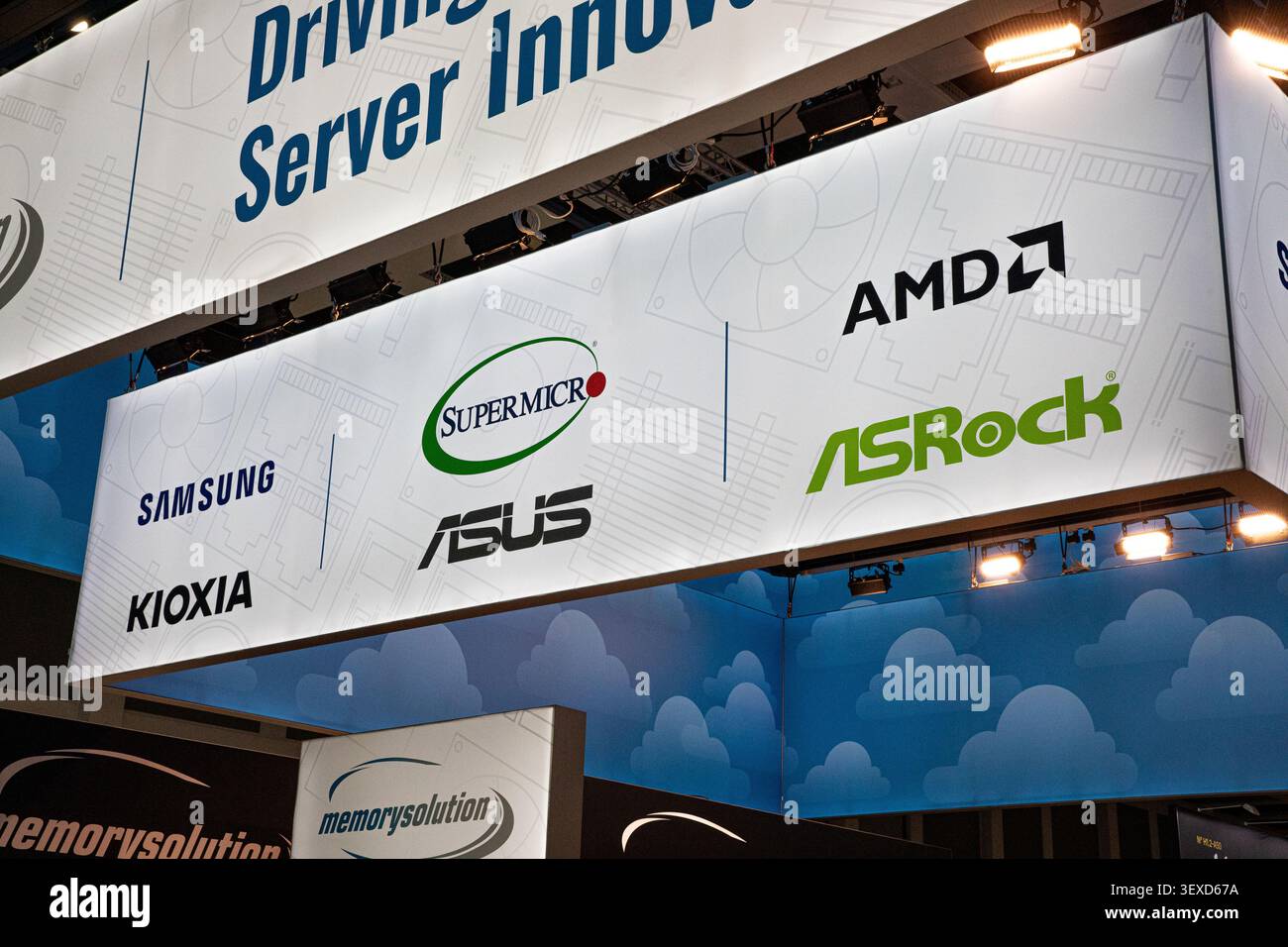 Berlin, Deutschland. 30. Juni 2026. Logos von Samsung, Supermicro, AMD, ASRock, Asus und Kioxia werden am Dienstag, den 30. Juni 2026 auf der GITEX AI Europe in Berlin, Deutschland, ausgestellt. Technologieunternehmen versammelten sich auf der Veranstaltung, um Hardware, Computersysteme und Infrastruktur für künstliche Intelligenz und Unternehmenstechnologie zu präsentieren. (Foto: Michael Kuenne/PRESSCOV/SIPA USA) Credit: SIPA USA/Alamy Live News Stockfoto