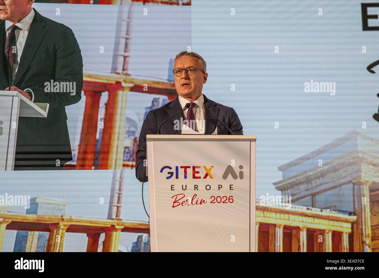 Berlin, Deutschland. 30. Juni 2026. Karsten Wildberger, Bundesminister für digitale Transformation und Regierungsmodernisierung, spricht am Dienstag, den 30. Juni 2026 während des Eröffnungsprogramms der GITEX AI Europe in Berlin. Wildberger sprach die Rolle der Infrastruktur und der industriellen Kapazitäten in Europa an, um die Fähigkeiten der künstlichen Intelligenz auszubauen. (Foto: Michael Kuenne/PRESSCOV/SIPA USA) Credit: SIPA USA/Alamy Live News Stockfoto