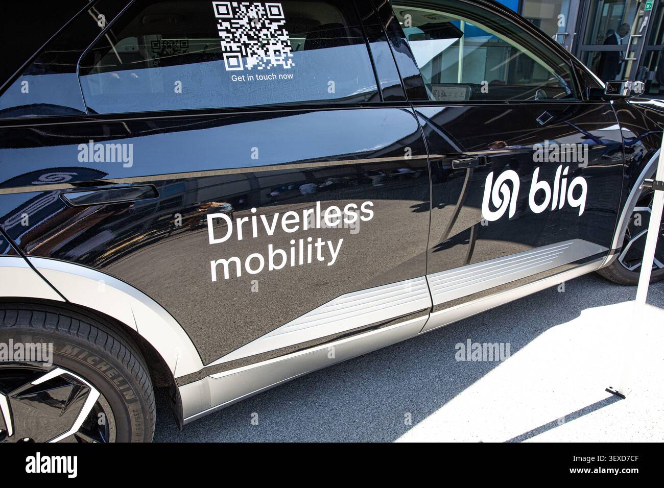 Berlin, Deutschland. 30. Juni 2026. Ein autonomes Bliq Fahrzeug mit der Kennzeichnung Driverless Mobility wird am Dienstag, den 30. Juni 2026, vor der GITEX AI Europe auf der Messe Berlin in Berlin ausgestellt. Die Veranstaltung beinhaltete Demonstrationen von Technologien, die von künstlicher Intelligenz und Cloud-Computing bis hin zu Robotik und autonomem Transport reichten. (Foto: Michael Kuenne/PRESSCOV/SIPA USA) Credit: SIPA USA/Alamy Live News Stockfoto