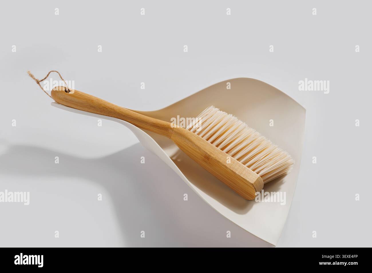 Umweltfreundliche Reinigungsbürste mit Seilgriff auf Kehrschaufel Naturmaterialien-Konzept Stockfoto