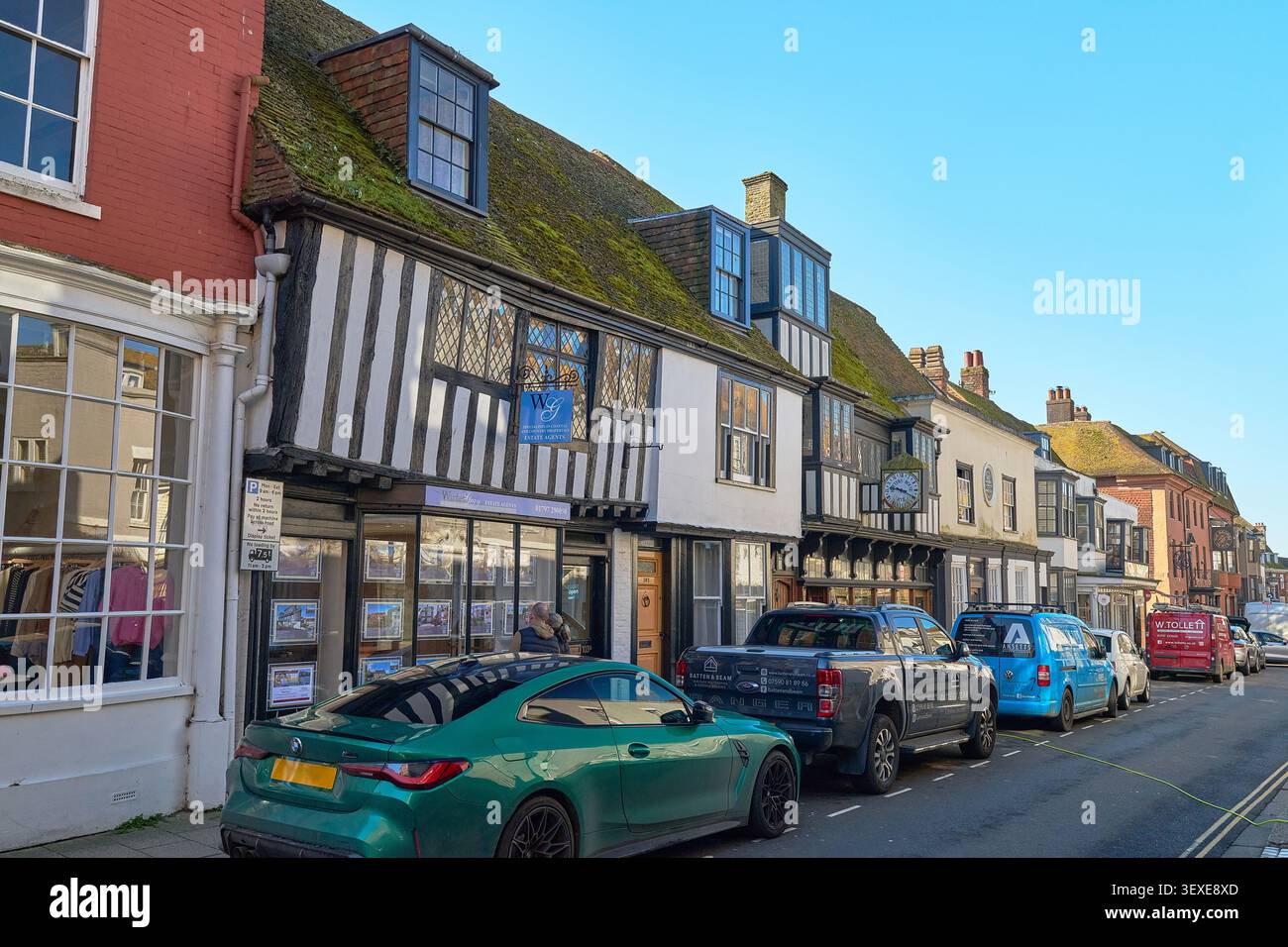 Charmante englische Town Street mit Fachwerkhäusern und geparkten Autos. Stockfoto