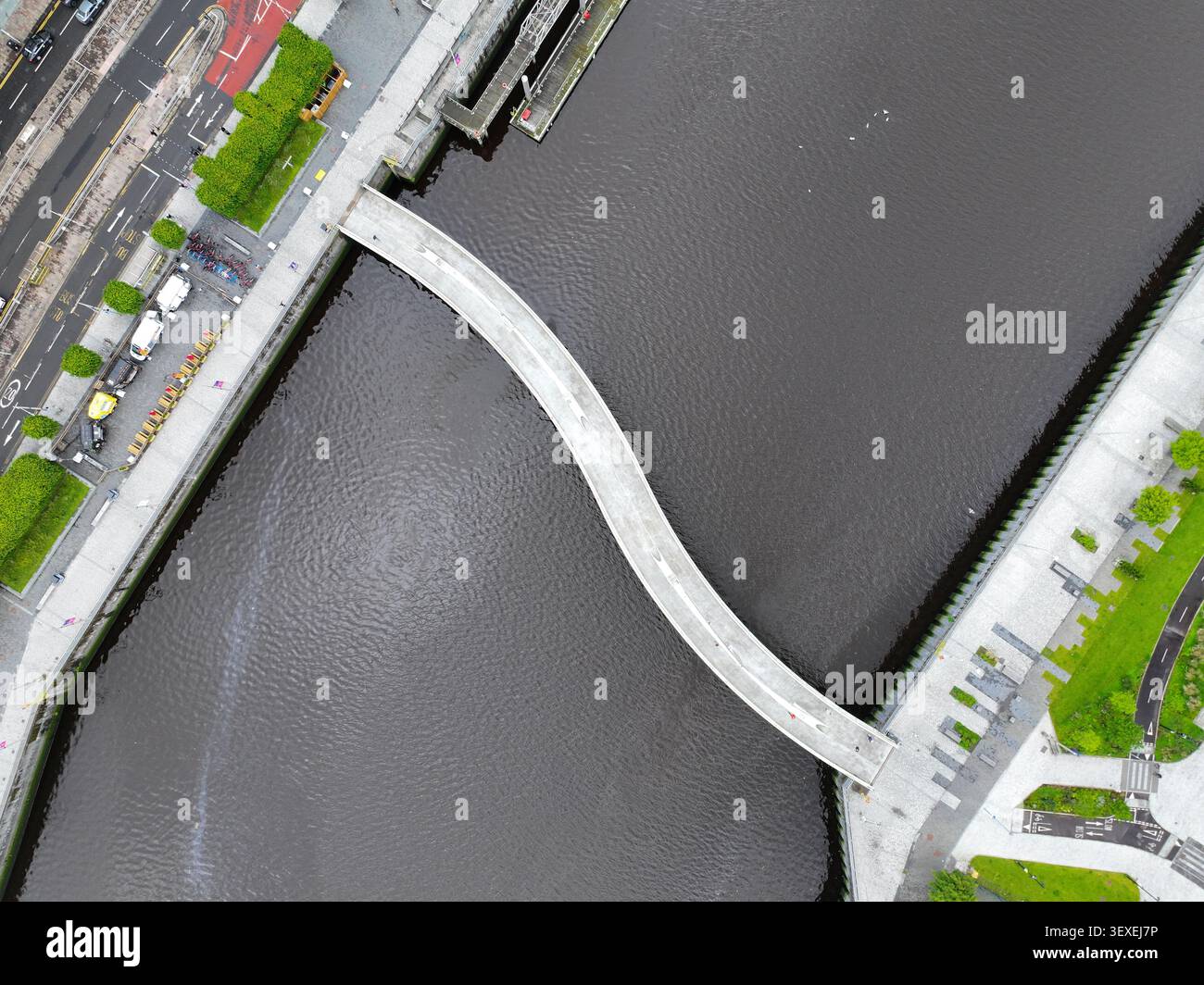 Luftbilddrohnenansicht der Squiggly Bridge über den Fluss Clyde in Glasgow Stockfoto