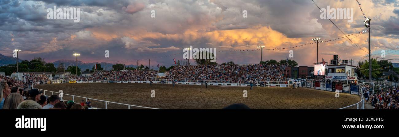 Lehi, Utah, Vereinigte Staaten - 25. Juni 2026: Blick auf die Lehi Roundup Rodeo Grounds mit Live-Rodeo-Veranstaltung mit Viehbestand, voller Zuschauerstände, Stockfoto