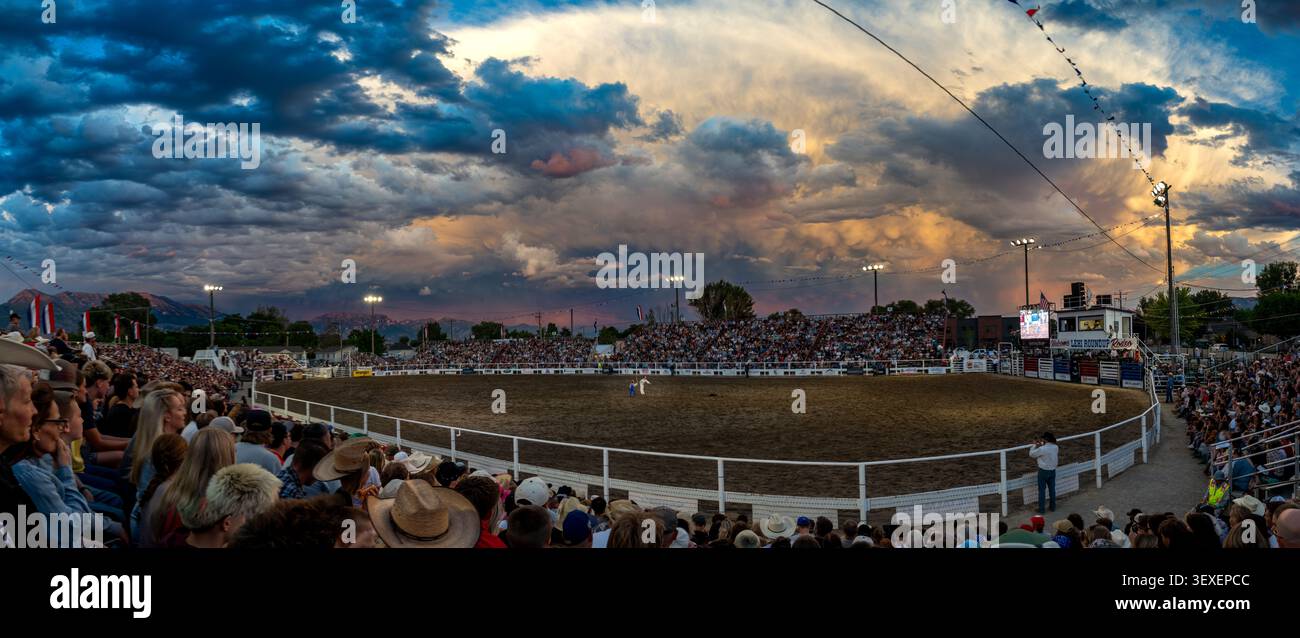 Lehi, Utah, USA - 25. Juni 2026: Panoramablick auf das Lehi Roundup Rodeo-Gelände mit einem Live-Rodeo mit Vieh und begeisterten Zuschauern un Stockfoto