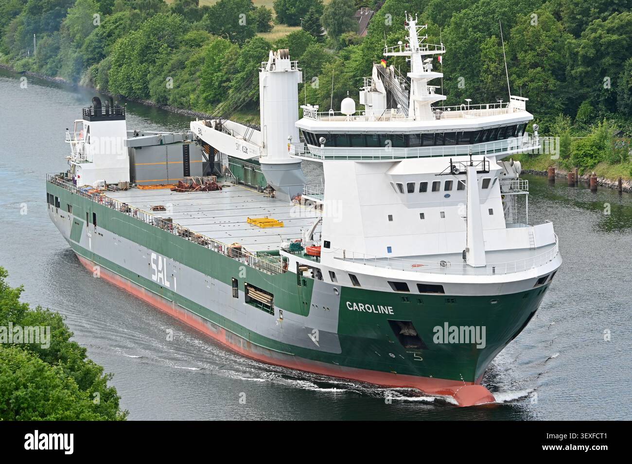 Das Frachtschiff CAROLINE überquert den Kieler Kanal Stockfoto