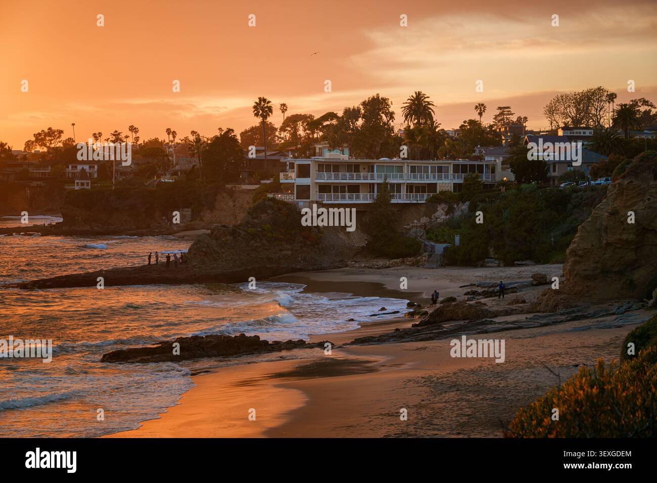 Blick auf die Klippen und Strände bei Sonnenuntergang im Heisler Park, Laguna Beach, Kalifornien Stockfoto
