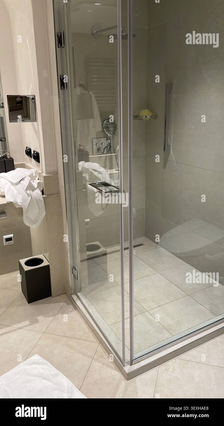 Hotelbadezimmer, Duschkabine im Badezimmer. Stockfoto