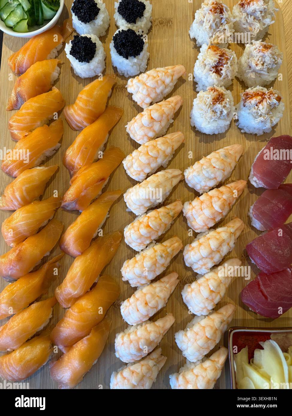 Auswahl an Lachs und Shrimps Nigiri Sushi auf Holzbrett Stockfoto
