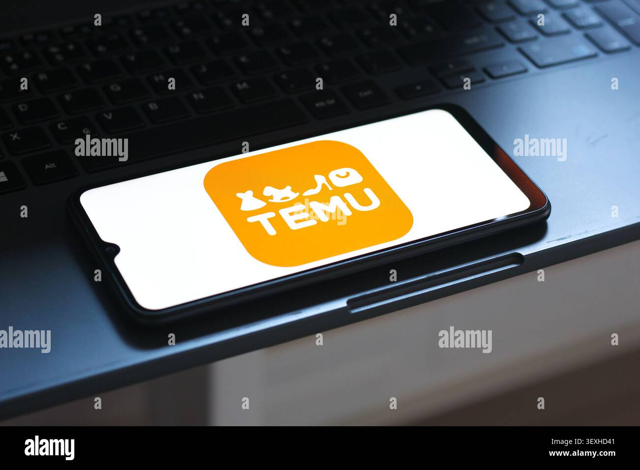 In dieser Abbildung wird das Temu-Logo auf einem Smartphone-Bildschirm angezeigt. Stockfoto