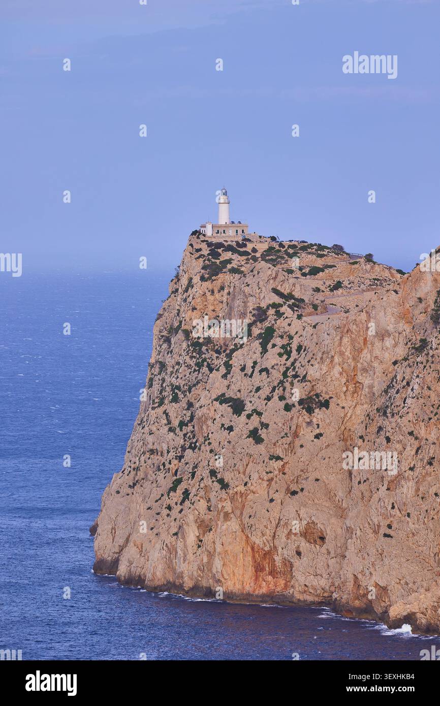 Leuchtturm Cap Formentor auf einer Klippe im Süden Mallorcas, Spanien. Stockfoto