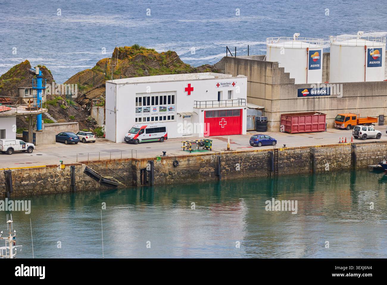 Roter Kreuzpunkt und Tankstelle im Hafen von Lekeitio. Lekeitio, Bizkaia, Spanien - 11. September 2024. Stockfoto
